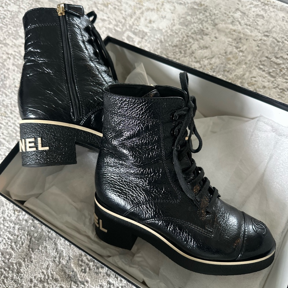 CHANEL Shiny Crumpled Lambskin boots - Picture 5 of 8